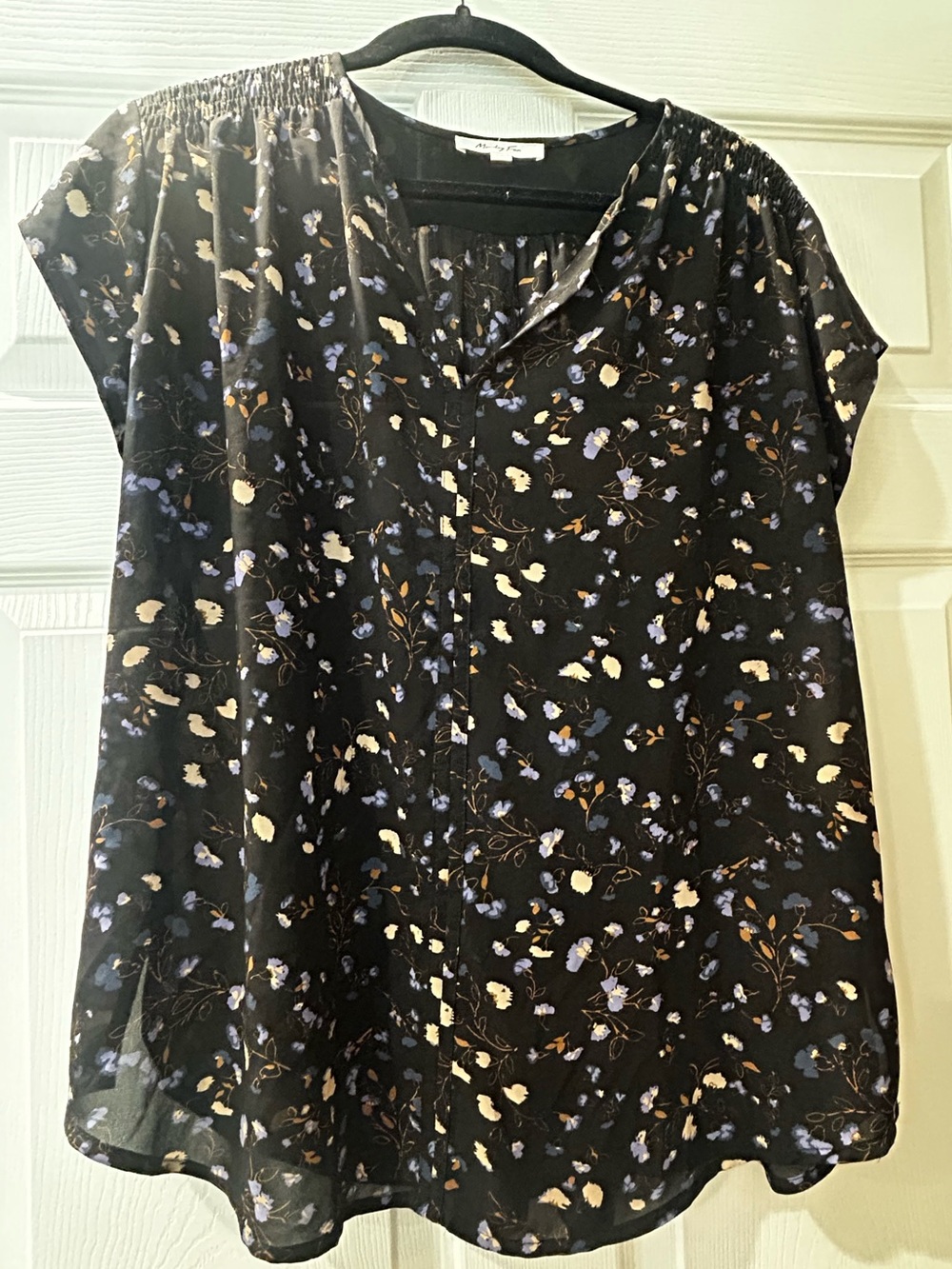 Monday Fun Navy floral blouse
XXL